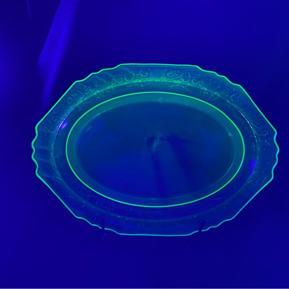 antique uranium glass large platter - Picture 2 of 4